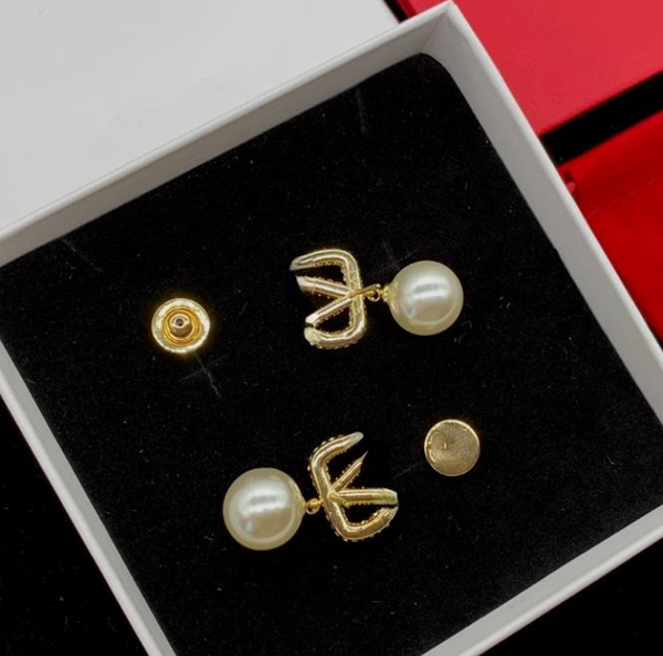 fashion niche simple letter encrusted diamond earrings senior sense pearl pendant retro crystal earrings female, Golden;silver
fashion niche simple letter encrusted diamond earrings senior sense pearl pendant retro crystal earrings female, Golden;silver