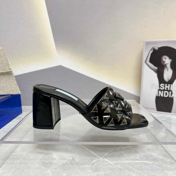 2023 rivets slippers classic metal triangle buckle embellished lined soft sheepskin mid-heel sandals 6.5cm mule gold high-heeled shoes desig, Black
2023 rivets slippers classic metal triangle buckle embellished lined soft sheepskin mid-heel sandals 6.5cm mule gold high-heeled shoes desig, Black