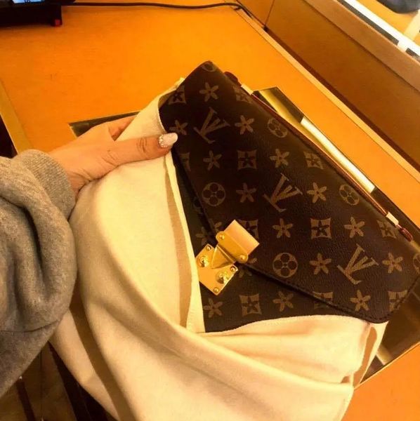 2022 woman louiseitys viutonitys handbag bag date code serial number quality leather women purse messenger shoulder body pochette metis hand
2022 woman louiseitys viutonitys handbag bag date code serial number quality leather women purse messenger shoulder body pochette metis hand