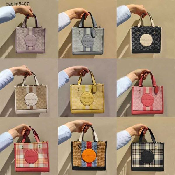 2023new fashion bags 70% factory direct sales wholesale retailc family tote large capacity one shoulder handheld versatile women's bag
2023new fashion bags 70% factory direct sales wholesale retailc family tote large capacity one shoulder handheld versatile women's bag