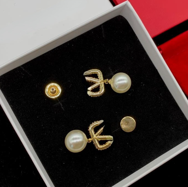 quality niche simple letter encrusted diamond earrings senior sense pearl pendant retro crystal earrings female, Golden;silver
quality niche simple letter encrusted diamond earrings senior sense pearl pendant retro crystal earrings female, Golden;silver