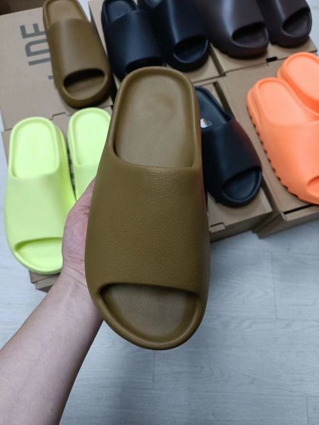 2023 esigner slippers slide foam runner onyx glow green bone black blue pure resin orange soot rubber slipper sandals mens womens clog runr
2023 esigner slippers slide foam runner onyx glow green bone black blue pure resin orange soot rubber slipper sandals mens womens clog runr