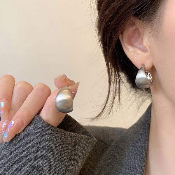 s3549 fashion jewelry s925 silver needle stud earrings for women frosted metal c shape earrings, Golden;silver
s3549 fashion jewelry s925 silver needle stud earrings for women frosted metal c shape earrings, Golden;silver