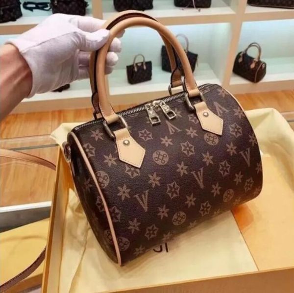 luxurys women messenger bag classic designers fashion women bag shoulder bags lady totes handbags shoulder strap dust bag cross body pillow
luxurys women messenger bag classic designers fashion women bag shoulder bags lady totes handbags shoulder strap dust bag cross body pillow