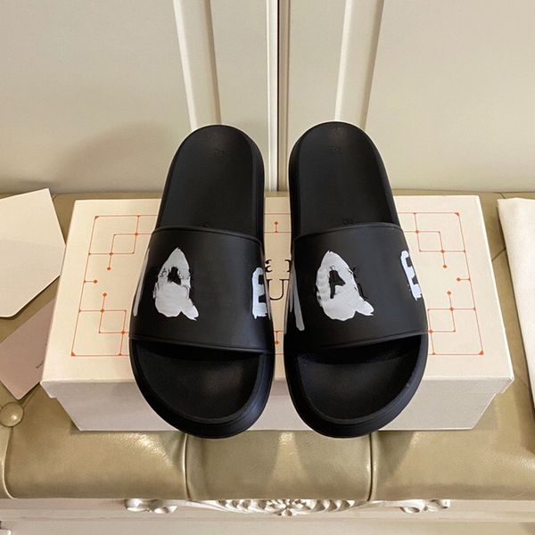 luxury designers mc pool slides slippers men women black white blue red sandal flat beach indoor outdoor sports sneakers slipper fashion que
luxury designers mc pool slides slippers men women black white blue red sandal flat beach indoor outdoor sports sneakers slipper fashion que
