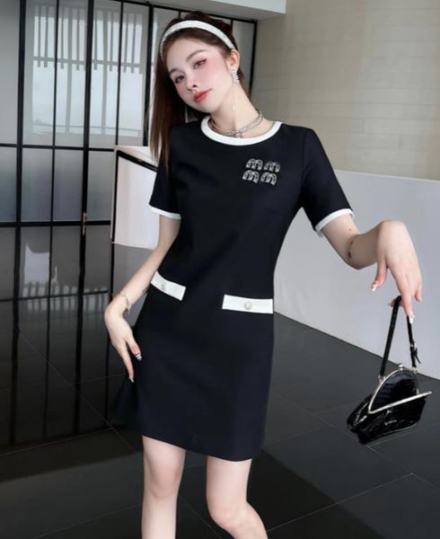 women dress letters front logo decoration crewneck dress belt collation waist design short sleeve commuting style black dresses, Black;gray
women dress letters front logo decoration crewneck dress belt collation waist design short sleeve commuting style black dresses, Black;gray