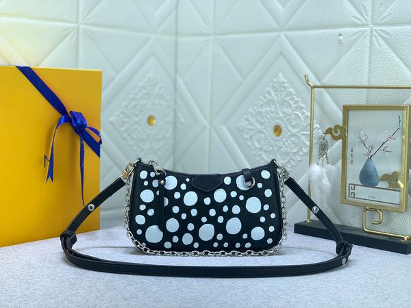 fashion handbag shoulder back or cross-body designer bag metal chain black and red women's hand in hand yayoi kusama wavy dot leather s
fashion handbag shoulder back or cross-body designer bag metal chain black and red women's hand in hand yayoi kusama wavy dot leather s