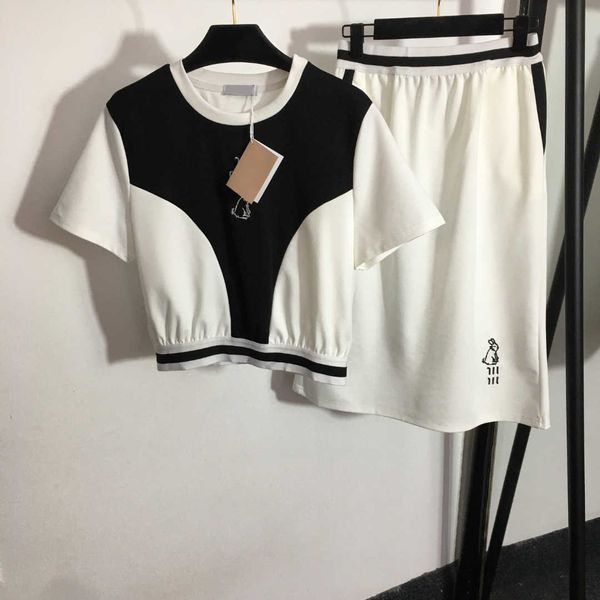 23ss t-shirt long skirt suit designer skirts set rabbit embroidered color matching short sleeve t-shirt elastic high waist casual half skirt, White
23ss t-shirt long skirt suit designer skirts set rabbit embroidered color matching short sleeve t-shirt elastic high waist casual half skirt, White