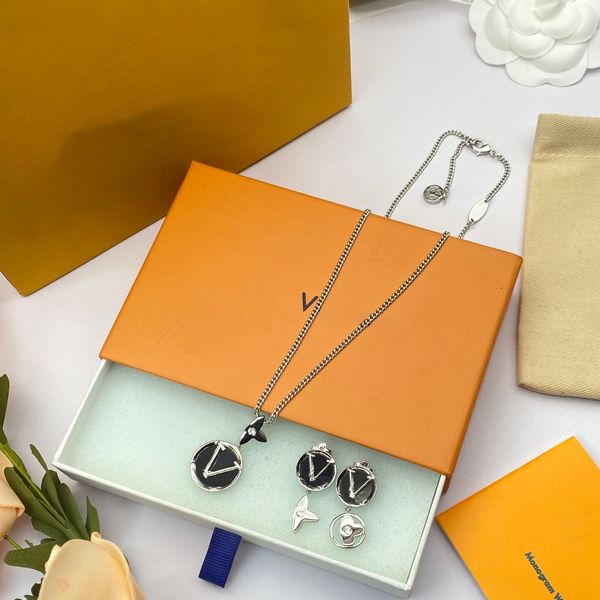 luxury designer hoop brand gold and silver letter earrings womens party wedding couple gift jewelry 925 silver #111, Golden;silver
luxury designer hoop brand gold and silver letter earrings womens party wedding couple gift jewelry 925 silver #111, Golden;silver