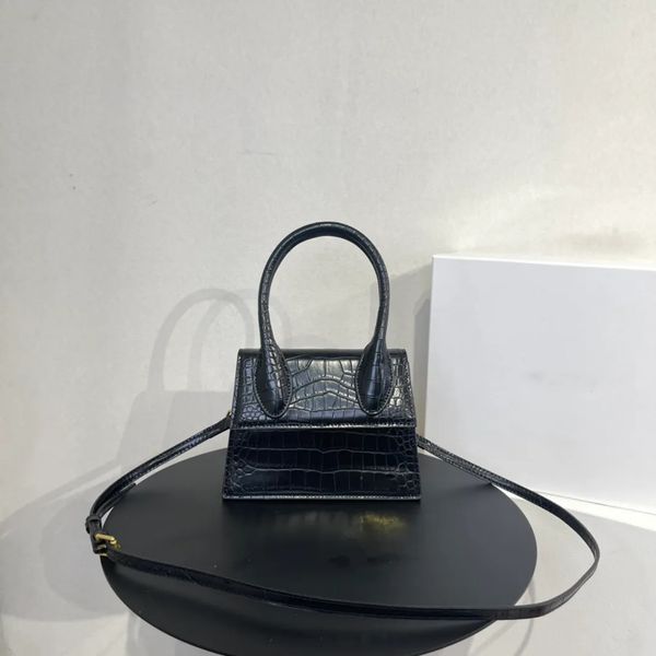 2023 women handbags cross body bags designer circle hand design high-grade texture single shoulder messenger cowhide thin shoulder strap
2023 women handbags cross body bags designer circle hand design high-grade texture single shoulder messenger cowhide thin shoulder strap