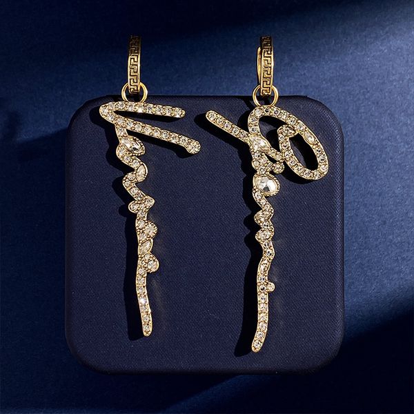stud fashion gv signature dissymmetry crystal earrings sets with gift box for women wedding jewelry le065 230325, Golden;silver
stud fashion gv signature dissymmetry crystal earrings sets with gift box for women wedding jewelry le065 230325, Golden;silver