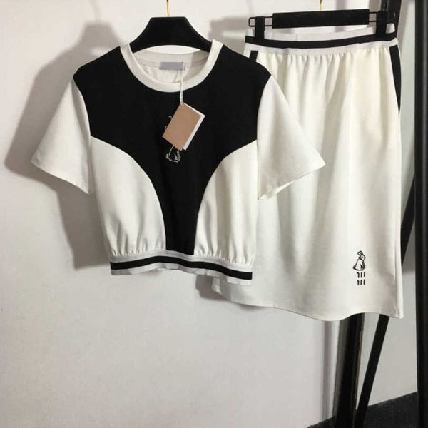 23ss t-shirt long skirt suit designer skirts set rabbit embroidered color matching short sleeve t-shirt elastic high waist casual half skirt, White
23ss t-shirt long skirt suit designer skirts set rabbit embroidered color matching short sleeve t-shirt elastic high waist casual half skirt, White