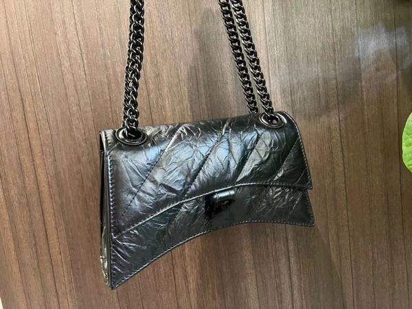 women hourglass shoulder bag quilted metal and body color logo chain large capacity flap flap retro pleated cowhide real leather bag
women hourglass shoulder bag quilted metal and body color logo chain large capacity flap flap retro pleated cowhide real leather bag