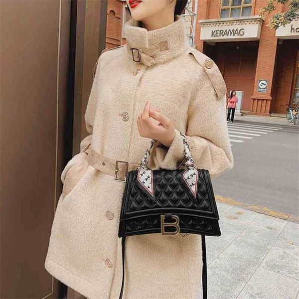 luxury designer new women's handbag minority female and lingge messenger portable women's small square
luxury designer new women's handbag minority female and lingge messenger portable women's small square