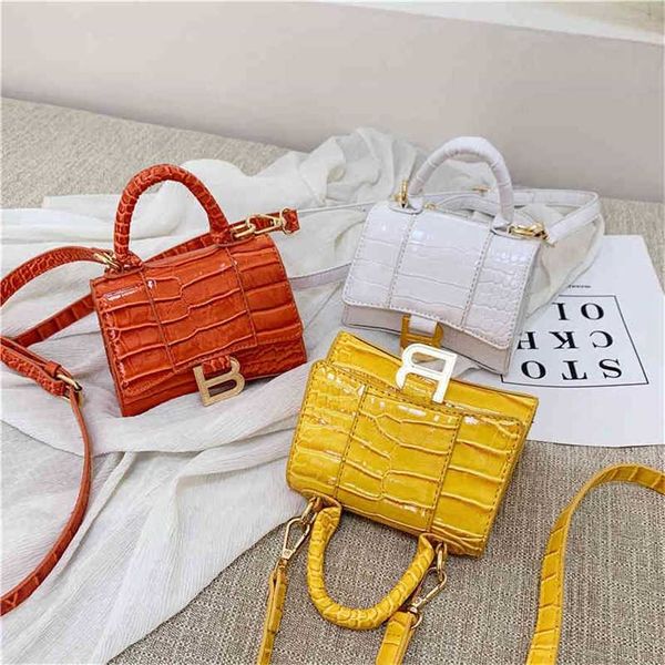 handbag 2023 new bag red black leisure messenger black crocodile pattern square
handbag 2023 new bag red black leisure messenger black crocodile pattern square