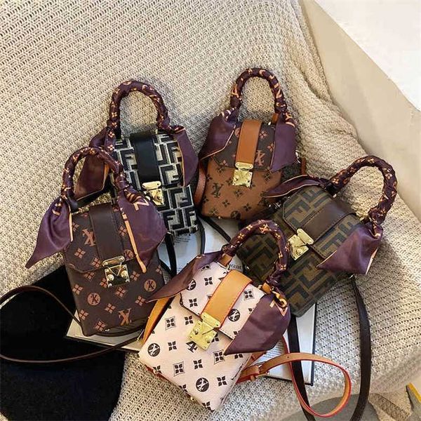 women's luxury designer new summer handbag three dimensional square box women's flip latch shell portable small messenger shoulder
women's luxury designer new summer handbag three dimensional square box women's flip latch shell portable small messenger shoulder
