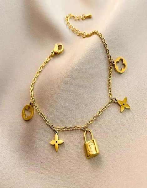 elegant brand clover lock pendant stainless steel necklace bracelet for gift7785515, Silver
elegant brand clover lock pendant stainless steel necklace bracelet for gift7785515, Silver