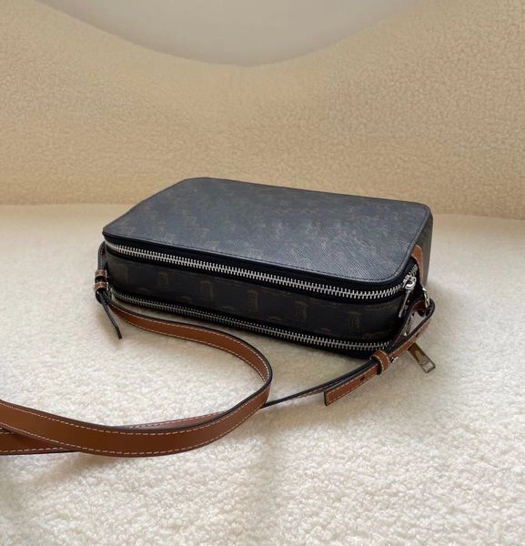 men designer double zipper camera bag triomphe fashion crossbody bags with long leather strap classic canvas printed shoulder bag
men designer double zipper camera bag triomphe fashion crossbody bags with long leather strap classic canvas printed shoulder bag