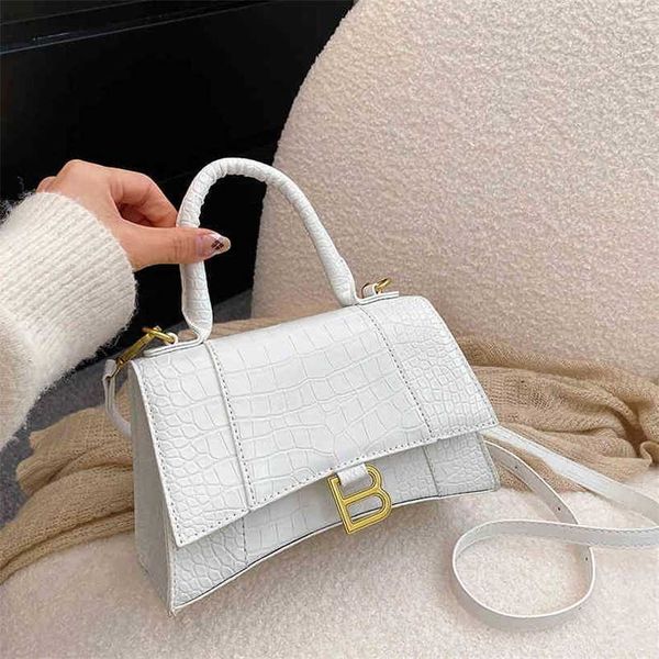 women's luxury designer new summer handbag spring korean doudou style shoulder messenger portable women's bagpene
women's luxury designer new summer handbag spring korean doudou style shoulder messenger portable women's bagpene