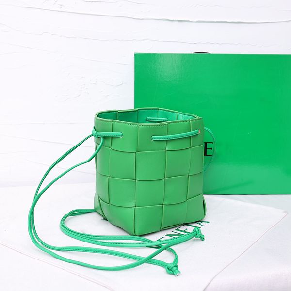 8a quality cassette bucket bag fashion designer bag for women handwork weaving shoulder bag drawstring soft sheepskin handbags purse genuine
8a quality cassette bucket bag fashion designer bag for women handwork weaving shoulder bag drawstring soft sheepskin handbags purse genuine