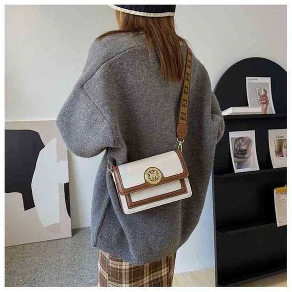 luxury designer new women's handbag factory store wide belt small square texture style shoulder
luxury designer new women's handbag factory store wide belt small square texture style shoulder
