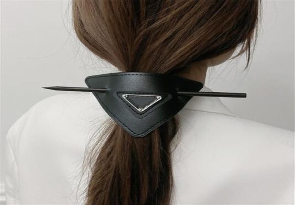 luxury designer letter hair clip girl triangle barrettes with fashion hair accessories temperament retro women headwear 2 color4672098, Golden;silver
luxury designer letter hair clip girl triangle barrettes with fashion hair accessories temperament retro women headwear 2 color4672098, Golden;silver