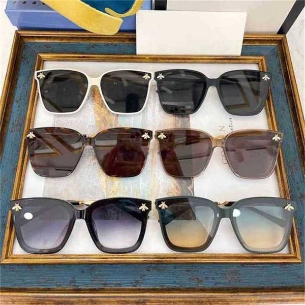 40% off luxury designer new men's and women's sunglasses 20% off fashion version family leg the same box, White;black
40% off luxury designer new men's and women's sunglasses 20% off fashion version family leg the same box, White;black