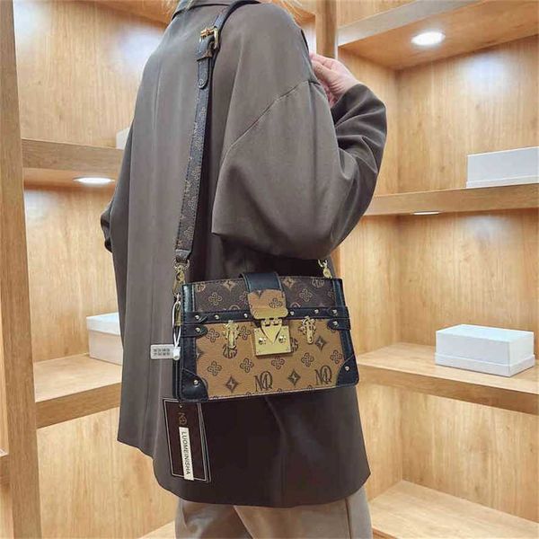 handbag 2023 new bag sense box female style small square red texture hand-held messenger bag19a5
handbag 2023 new bag sense box female style small square red texture hand-held messenger bag19a5