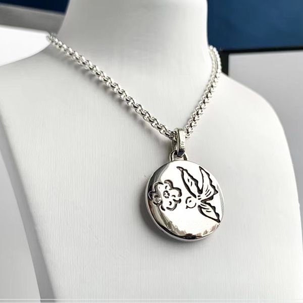 designer necklace 925 silver blind for love flower necklace men's and women's round-shaped pendant fashion necklaces
designer necklace 925 silver blind for love flower necklace men's and women's round-shaped pendant fashion necklaces