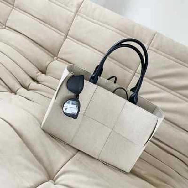 correct venetas bottegas canvas bun big bag female high capacity class a4 file bag knitted tote bag arco commuter bag class university stude
correct venetas bottegas canvas bun big bag female high capacity class a4 file bag knitted tote bag arco commuter bag class university stude