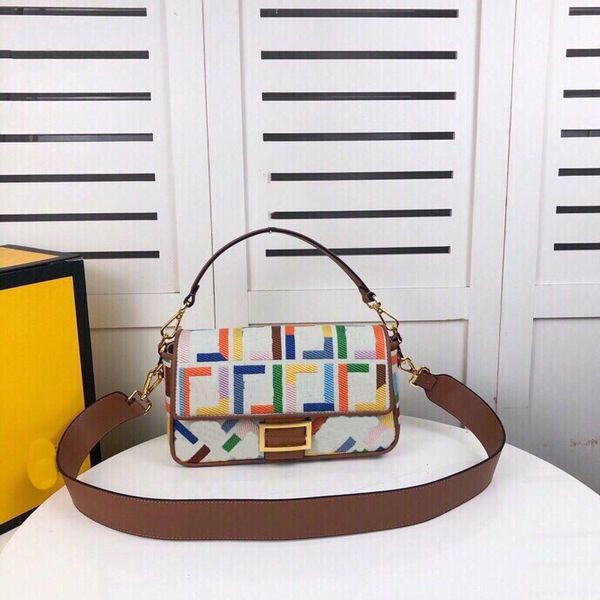 designer shoulder bags 2022 luxury baguette single bag with short straps and a wide strap
designer shoulder bags 2022 luxury baguette single bag with short straps and a wide strap
