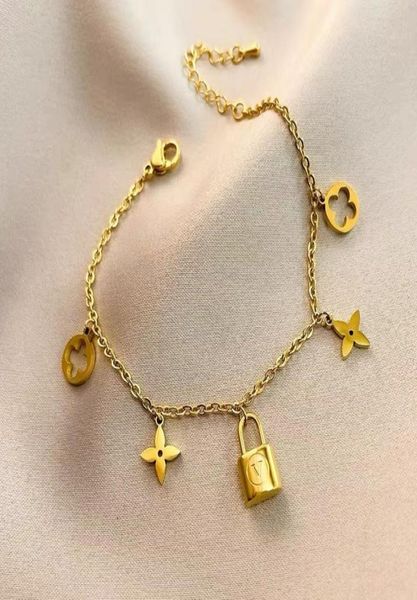 elegant brand clover lock pendant stainless steel necklace bracelet for gift4064687, Silver
elegant brand clover lock pendant stainless steel necklace bracelet for gift4064687, Silver