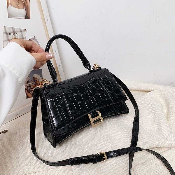 net red hourglass bag women's 2023 summer new fashion crocodile texture hand foreign style shoulder
net red hourglass bag women's 2023 summer new fashion crocodile texture hand foreign style shoulder