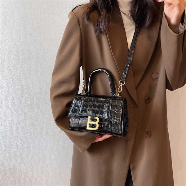 2023 new hourglass bag women's bright leather personalized single shoulder messenger alligator small square hands
2023 new hourglass bag women's bright leather personalized single shoulder messenger alligator small square hands