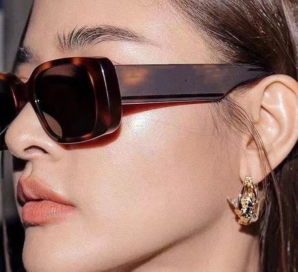 fashion classic sunglasses for men women black white small frame eyeglasses outdoor beach shades travelling ladies designer letter pattern c, White;black
fashion classic sunglasses for men women black white small frame eyeglasses outdoor beach shades travelling ladies designer letter pattern c, White;black
