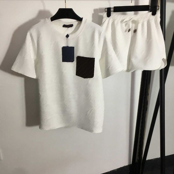 23ss womens two piece pants tracksuits womens designer clothing presbyopia logo embossed short sleeve t-shirt elastic-waisted casual shorts, White
23ss womens two piece pants tracksuits womens designer clothing presbyopia logo embossed short sleeve t-shirt elastic-waisted casual shorts, White