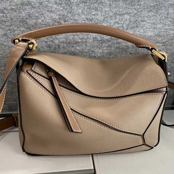 2023 new geometric bag fashion lychee grain cow leather layer togo semi manual small square pillow
2023 new geometric bag fashion lychee grain cow leather layer togo semi manual small square pillow