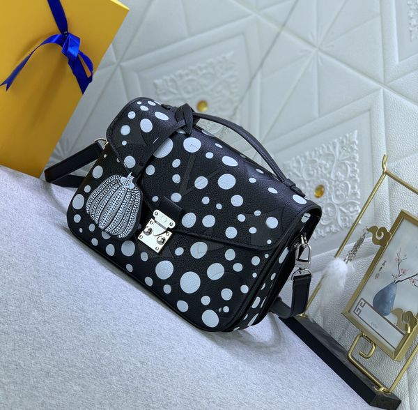 fashion designer crossbody bag luxury mens womens handbags metis cross body purses flower letter leather messenger bags envelope totes quali
fashion designer crossbody bag luxury mens womens handbags metis cross body purses flower letter leather messenger bags envelope totes quali