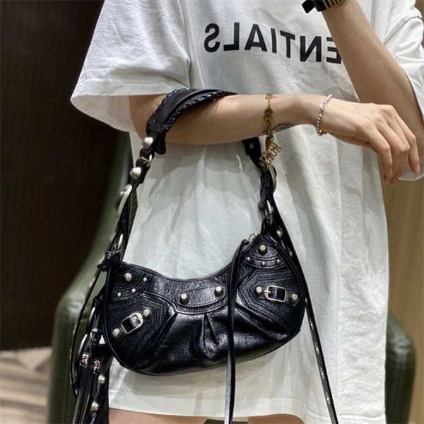 le cagole crescent bag b family rivet spicy girl motorcycle 3-in-1 underarm genuine leather women's one shoulder crossbody
le cagole crescent bag b family rivet spicy girl motorcycle 3-in-1 underarm genuine leather women's one shoulder crossbody