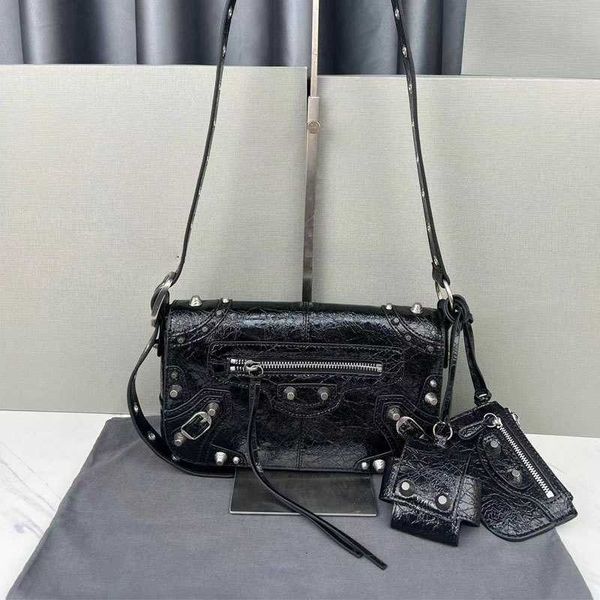 brand b new star same paris locomotive bag rivet oil wax cowhide men's and women's flip crossbody
brand b new star same paris locomotive bag rivet oil wax cowhide men's and women's flip crossbody