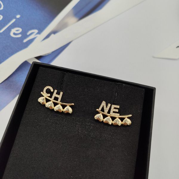 2023 luxury quality charm stud earring with 4pcs heart and words design sparkly diamond in 18k gold plated have box stamp ps7715a, Golden
2023 luxury quality charm stud earring with 4pcs heart and words design sparkly diamond in 18k gold plated have box stamp ps7715a, Golden