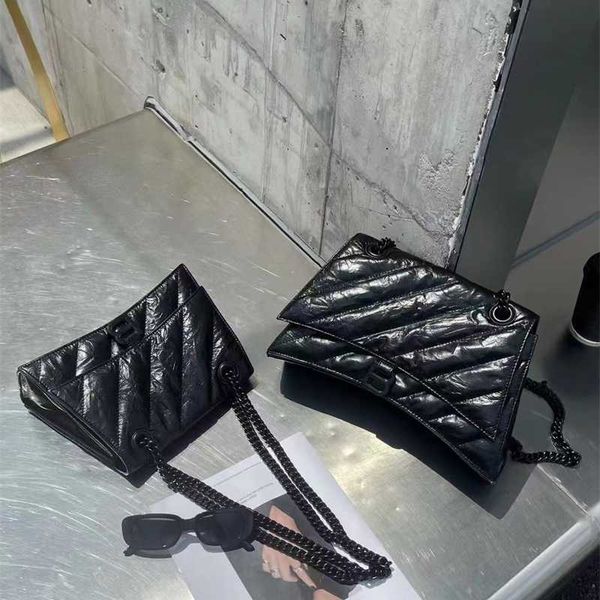 spring/summer 2023 new high grade hand grab leather pleated b button chain hourglass bag single shoulder cross underarm women's tide
spring/summer 2023 new high grade hand grab leather pleated b button chain hourglass bag single shoulder cross underarm women's tide