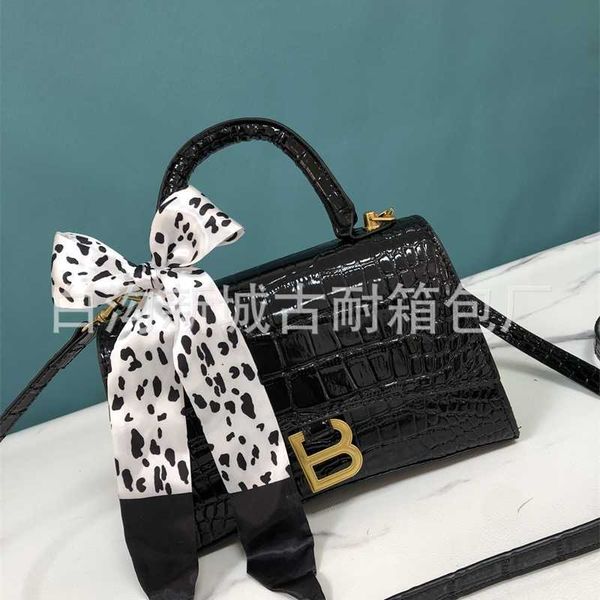 crocodile pattern hourglass bag high-grade b-shaped hand single shoulder messenger bag fashion net red women's selling
crocodile pattern hourglass bag high-grade b-shaped hand single shoulder messenger bag fashion net red women's selling