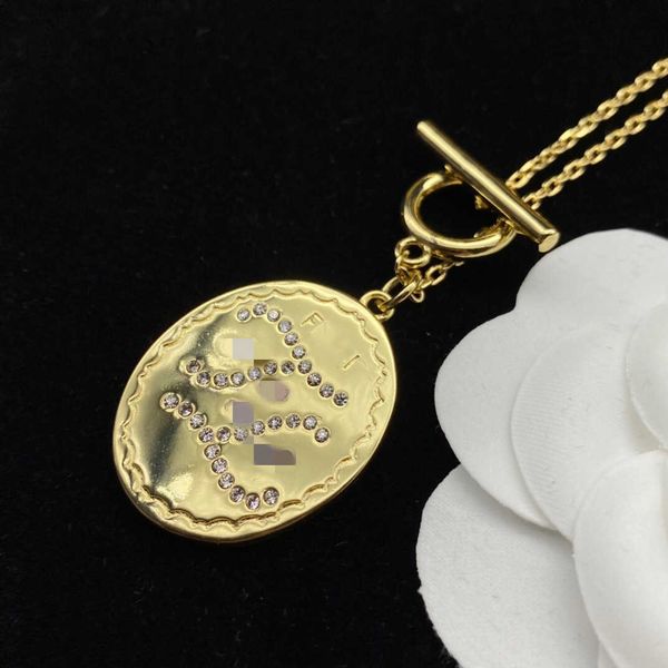 2023 designer new inn's new round women's simple personality versatile letter f necklace pendant, Black
2023 designer new inn's new round women's simple personality versatile letter f necklace pendant, Black