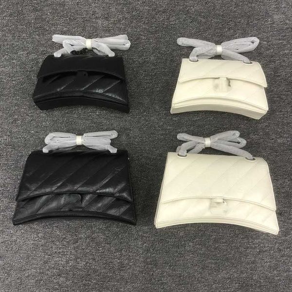 2023 new b family hourglass bag rhombic pleated chain size one shoulder crossbody handheld women's
2023 new b family hourglass bag rhombic pleated chain size one shoulder crossbody handheld women's