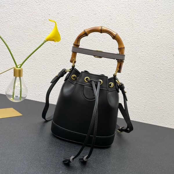 designer tote women's one shoulder bag luxury bucket bag classic alphabet logo slub design metallic brown handbag alphabet print vintag
designer tote women's one shoulder bag luxury bucket bag classic alphabet logo slub design metallic brown handbag alphabet print vintag