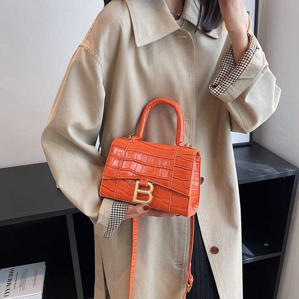 2023 new hourglass bag women's bright leather personalized one-shoulder portable messenger alligator small square
2023 new hourglass bag women's bright leather personalized one-shoulder portable messenger alligator small square