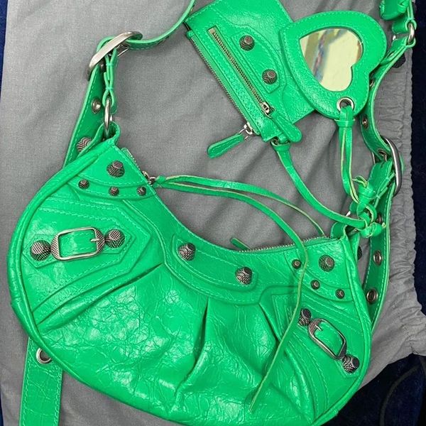 le cagole designer bag mirror leather half moon bag women's purses zipper clutch underarm tote bag luxurys motorcycle crossbody handbag
le cagole designer bag mirror leather half moon bag women's purses zipper clutch underarm tote bag luxurys motorcycle crossbody handbag