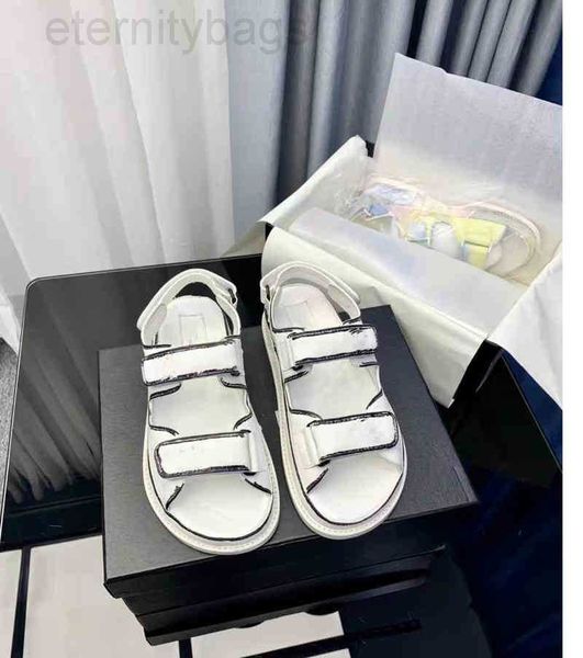 wind fashion-small fragrant flat sandals thick soled open toed roman sandals black and white graffiti rainbow chromaticity fake wind
wind fashion-small fragrant flat sandals thick soled open toed roman sandals black and white graffiti rainbow chromaticity fake wind