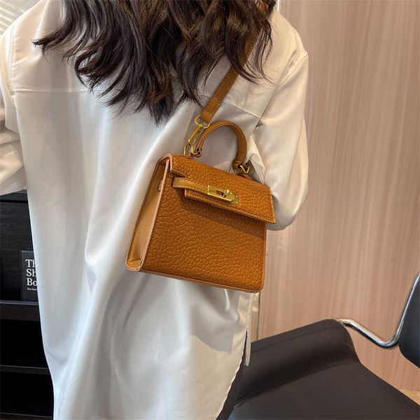 h bag korean version of kel bag for women in spring and summer 2023 new lychee pattern portable small square bag fashion versatile one shoul
h bag korean version of kel bag for women in spring and summer 2023 new lychee pattern portable small square bag fashion versatile one shoul